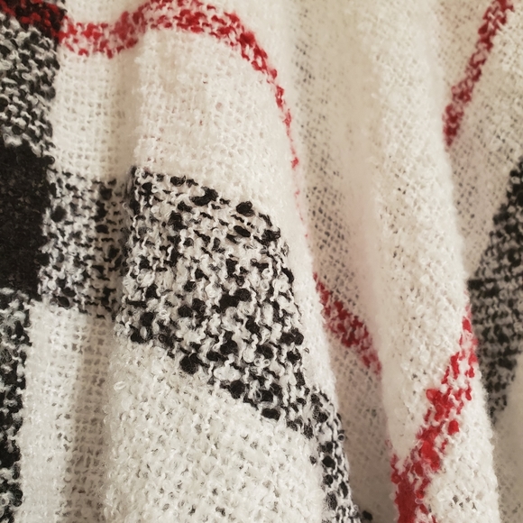 Knitted poncho - Picture 2 of 2